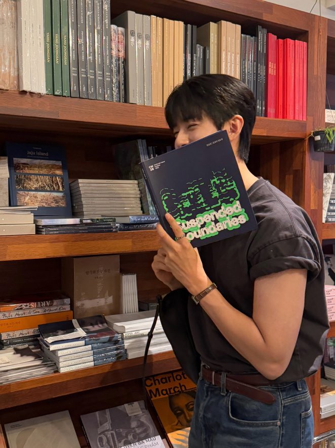 kimminkyuw's tweet photo. Malem minggu ke toko buku sambil baca tipis tipis. https://t.co/dl55fdg9YZ