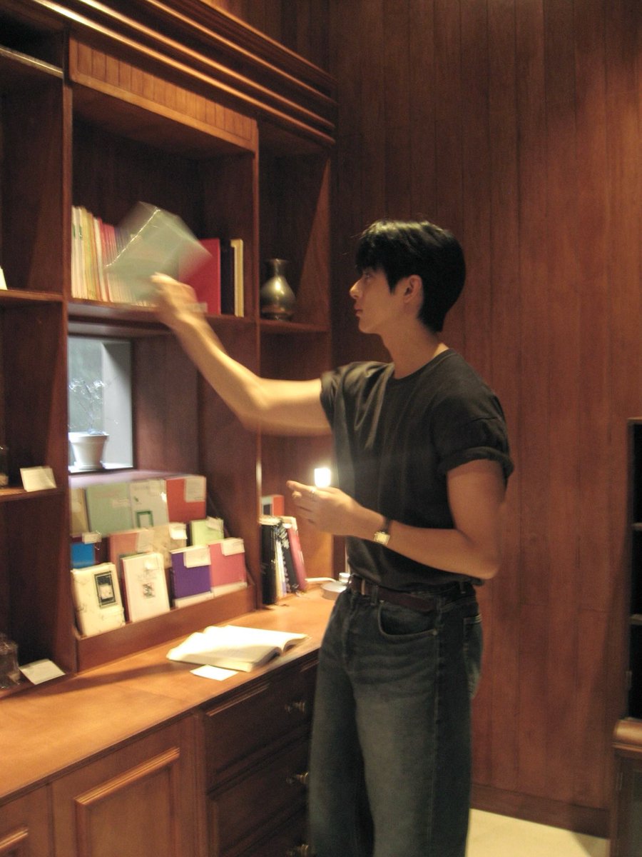 kimminkyuw's tweet photo. Malem minggu ke toko buku sambil baca tipis tipis. https://t.co/dl55fdg9YZ