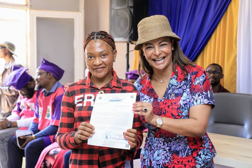 TriniteBanza23's tweet photo. À l’USTL, l’hon Benatar Chilufya a encouragé les nouveaux étudiants à viser l’excellence et à faire preuve de discipline. Elle a offert 4 bourses d’études en prenant en charge leurs frais académiques. Pour elle, investir dans le capital humain, c’est préparer l’avenir de la RDC. https://t.co/NAxOecZRCM