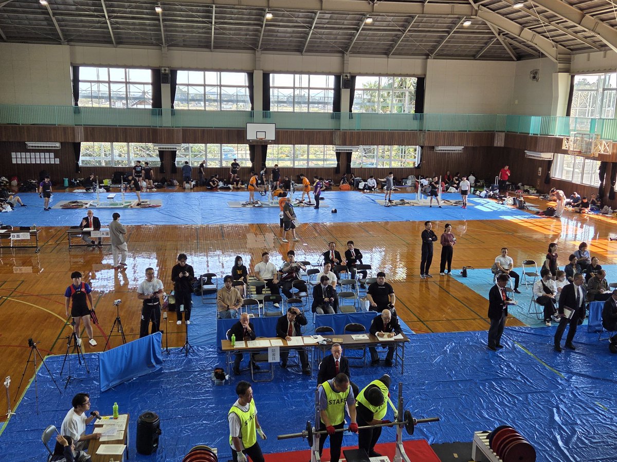 sasakaz's tweet photo. 今週のマッチョな想い出！
まずは、日曜日に栃木県芳賀町で開催された｢全日本実業団パワーリフティング選手権大会｣を観に行きました。
知り合いが出場していたのが行ったきっかけです。皆さん凄かったですが、特に世界大会で優勝実績のある選手のパワーには圧倒されました。
良いもの観ましたね！ https://t.co/sO8PjxlZ7r