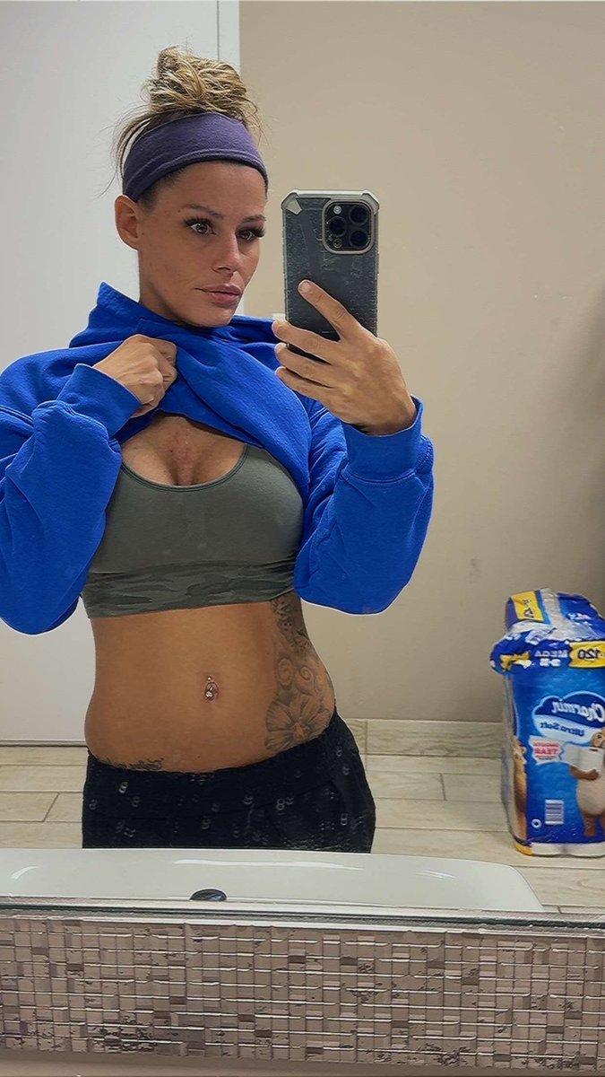ChiCityKay's tweet photo. Work and then right to the gym!! #Workout #Fitness #StrongGirls https://t.co/p0WWcoAg9c