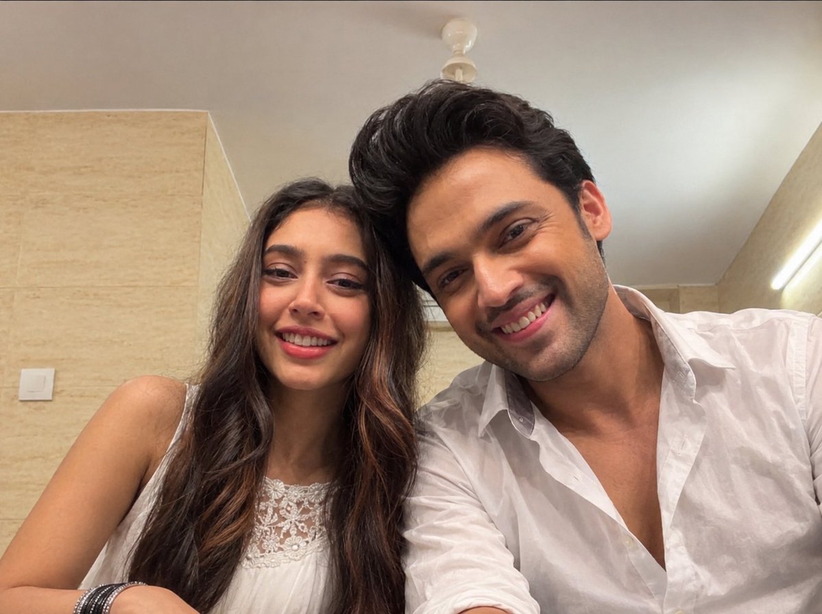 monstrous_kyy's tweet photo. Pre - break up selfie
Post - confession selfie 
Pre - ahem ahem selfie 
Nandu's birthday celebration selfie 😭
For all these years, they had been hiding this treasure 😭🤌

#Manan #KaisiYehYaariaan #ParthSamthaan #NitiTaylor https://t.co/b5CzOpfC9u