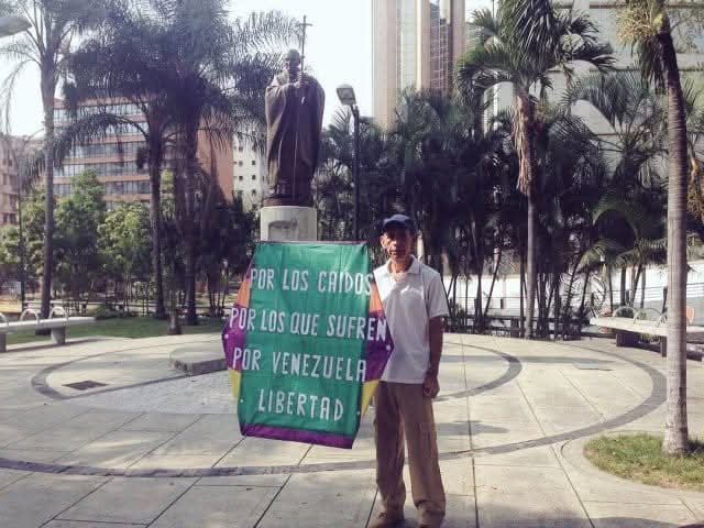 Bellaja91990970's tweet photo. Hoy está de Cumpleaños Rafael Araujo, el Señor. del Papagayo.  Dios te Bendiga https://t.co/PTLANH1Wct