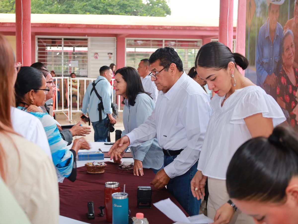YolandaOsunaH's tweet photo. En Villa Macultepec acompañamos a nuestro gobernador Javier May Rodríguez y a su equipo de colaboradores en una nueva Jornada de Atención al Pueblo en Territorio, un ejercicio de cercanía que nos permite escuchar directamente a las familias y acercar los servicios públicos hasta sus comunidades.

Refrendamos nuestro compromiso de trabajar de manera coordinada entre los tres órdenes de gobierno, sumando esfuerzos para brindar soluciones a las necesidades del pueblo.

#JornadasDeAtenciónAlPueblo