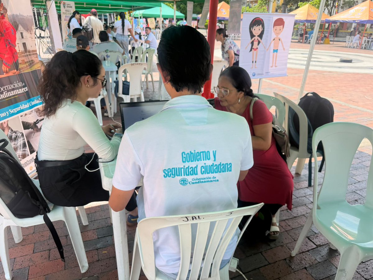 SecGobCundi's tweet photo. La jornada de este tercer día inicia en el parque principal de Girardot, con una amplia oferta institucional en derechos humanos, actividades de los grupos Scout y otras iniciativas que fortalecen la seguridad, la convivencia y el bienestar de la comunidad. https://t.co/eutn3Xlmwl