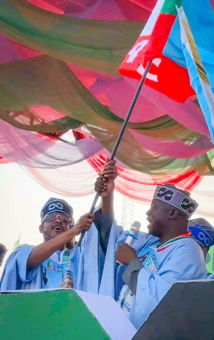 samonlinemedia's tweet photo. Katsina Governor Dikko Umaru Radda has received the APC campaign flag-off banner from National Chairman Prof. Nentawe Yilwatda in Kaduna, signalling his party’s endorsement for the 2027 governorship election during President Tinubu’s presidential campaign flag-off event. https://t.co/K3XLBFSsHc