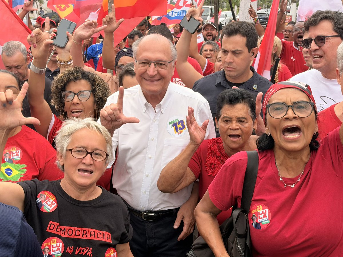 geraldoalckmin's tweet photo. Em todos os cantos do país, o povo está nas ruas mostrando que a onda da virada tomou conta! Aqui na Cidade Tiradentes, na zona leste de São Paulo, já virou! Amanhã é @LulaOficial 13 por todo o Brasil! https://t.co/qbUZixqgOY