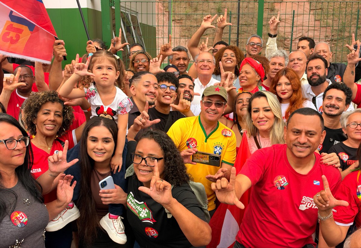 geraldoalckmin's tweet photo. Em todos os cantos do país, o povo está nas ruas mostrando que a onda da virada tomou conta! Aqui na Cidade Tiradentes, na zona leste de São Paulo, já virou! Amanhã é @LulaOficial 13 por todo o Brasil! https://t.co/qbUZixqgOY