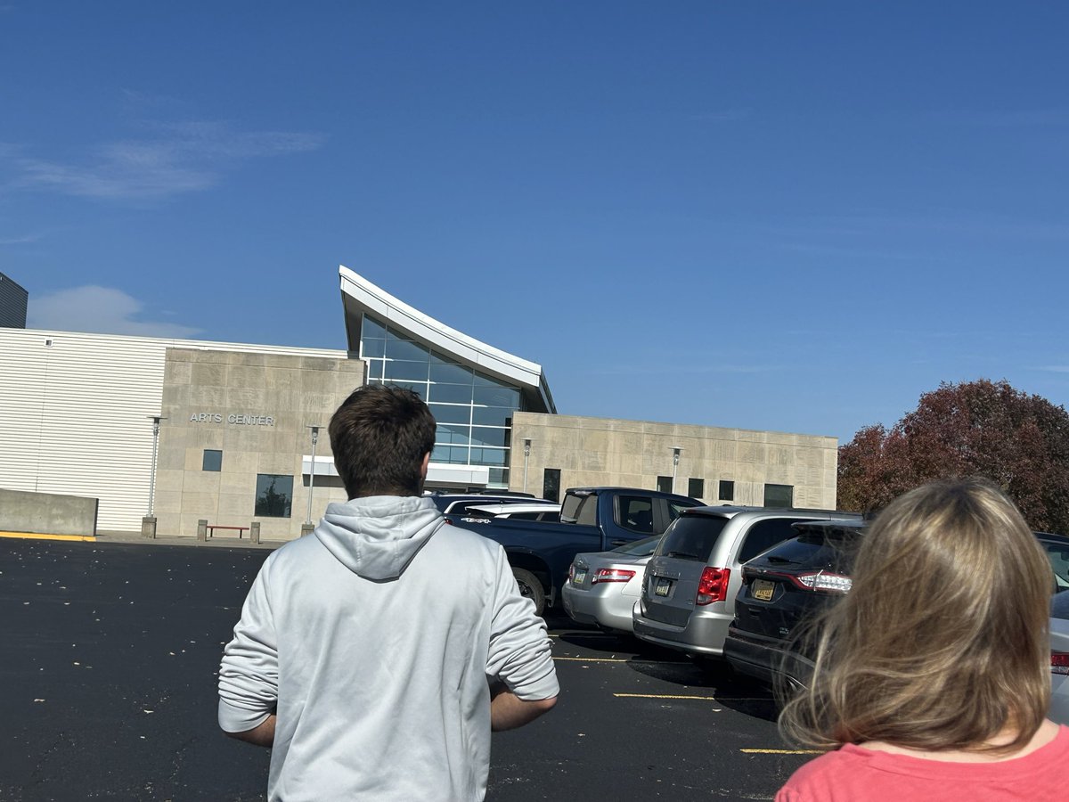 ChiefStro's tweet photo. Happy Weekend Fam 😎

Yesterday’s college visit wouldn’t have been complete if I didn’t make them check out the art center 🖼️  

Got the W last night after the visit 🏈 

Magoo had a 5k run with a lady friend as a bet/date 😊 

His State Band performance is tonight at 6 🎷 
❤️‍🔥🦆 https://t.co/eIrir0Q9gn