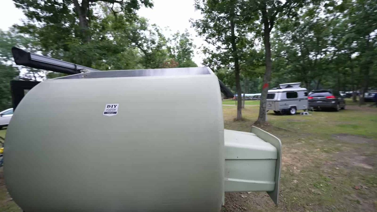 TinyHouseTalk's tweet photo. A 5x8 foam teardrop with a composting toilet, slide-out beds made from storage tubs, and about 48,000 miles on it 🏕️ #teardrop
https://t.co/BkG5FS6wGe https://t.co/os6Z6gyOAW