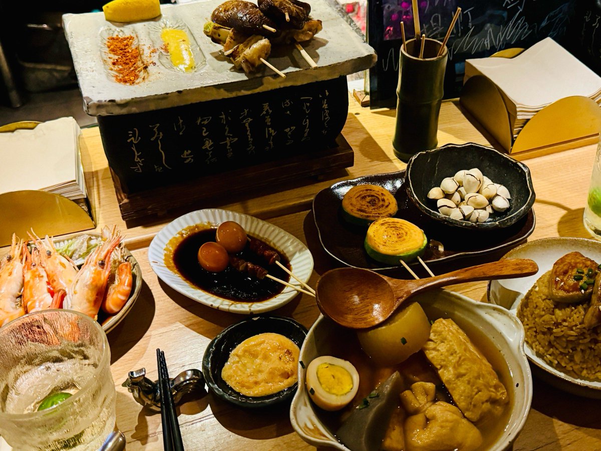 aayo322221's tweet photo. [レモンサワーの居酒屋、どのテーブルもグラスを両手で掴んで「ゴクゴク」、店員の「おかわりどうですか？」の声に客全員が手を挙げて大爆笑——人気店の休日はこんなに賑やか！]， https://t.co/0EjjNWf6qA