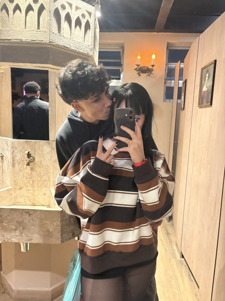 LuxannaLulu's tweet photo. Meu namorado 

Cuida de mim 
Edita meus vídeos 
Responde meus e-mails
Arruma publi e parceria pra mim 
Cuida do meu dinheiro ( pra evitar gastos atoa) 

Resumindo ele faz tudo por mim KKKKKK
E OS CARA SE MORDENDO POR CAUSA DE UM VIDEO DE DANCINHA DE TIKTOK https://t.co/hDX0DbBhQP