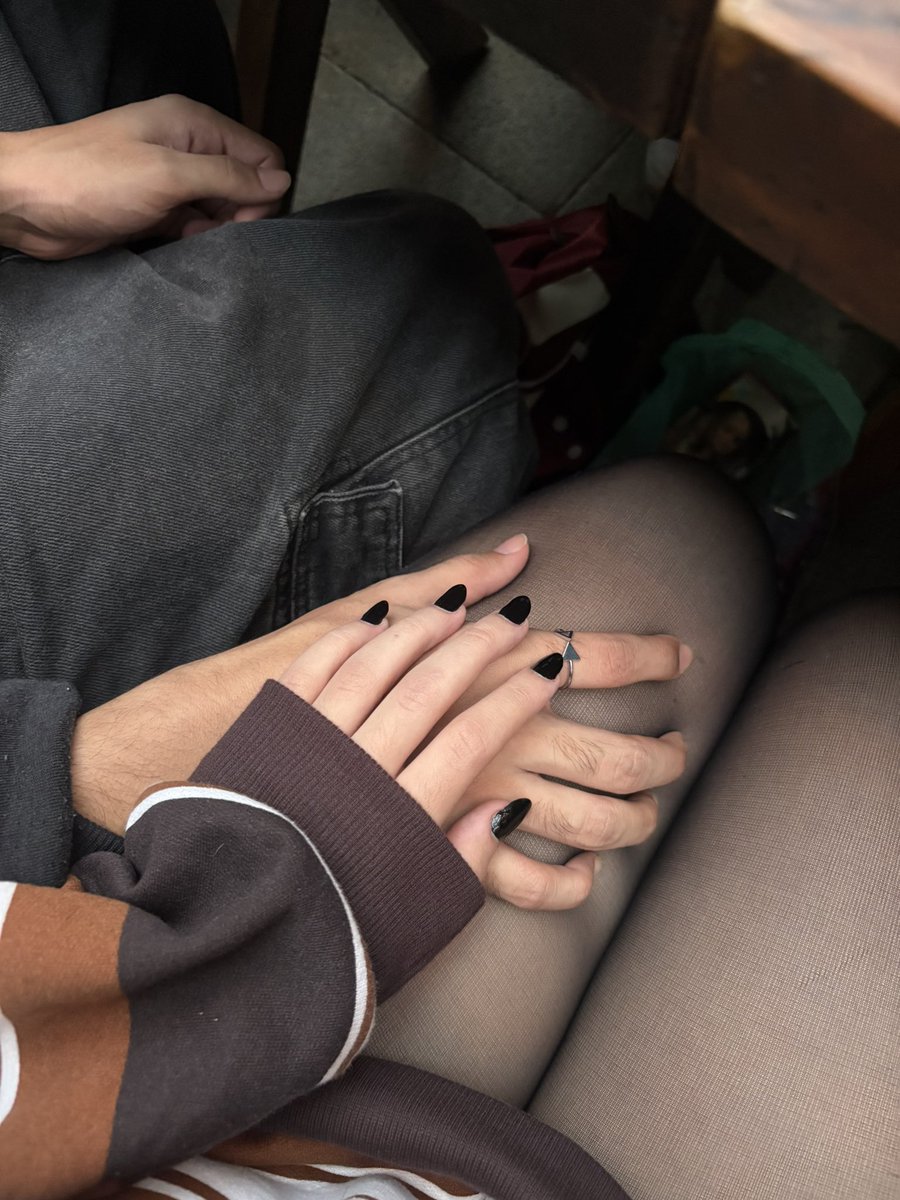 LuxannaLulu's tweet photo. Meu namorado 

Cuida de mim 
Edita meus vídeos 
Responde meus e-mails
Arruma publi e parceria pra mim 
Cuida do meu dinheiro ( pra evitar gastos atoa) 

Resumindo ele faz tudo por mim KKKKKK
E OS CARA SE MORDENDO POR CAUSA DE UM VIDEO DE DANCINHA DE TIKTOK https://t.co/hDX0DbBhQP
