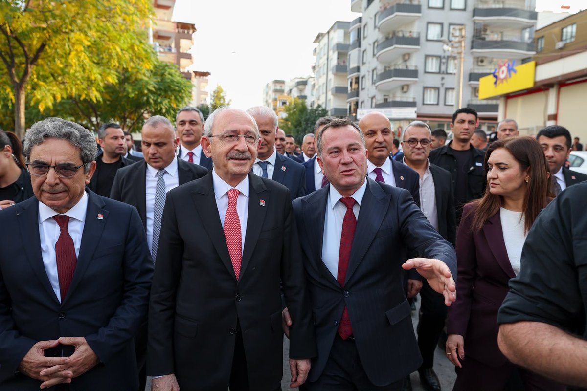 muslimsarichp's tweet photo. Genel Başkanımız Sayın Kemal Kılıçdaroğlu ile birlikte Nizip Belediyemizi ziyaret ederek Belediye Başkanımız Ali Doğan ile bir araya geldik.

Halkın ihtiyaçlarını merkeze alan, sorunlara çözüm üreten ve kentin geleceğine değer katan bir yerel yönetim anlayışıyla Nizip için yürütülen çalışmaları değerlendirdik. Bizim için belediyecilik, yalnızca bugünün sorunlarını çözmek değil, yarının güçlü ve yaşanabilir kentlerini inşa etmektir.