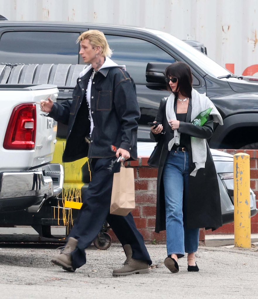 DakoholicsMedia's tweet photo. 📸 23.10 | Dakota Johnson y Machine Gun Kelly fueron vistos saliendo de un estudio de grabación en Los Angeles, California. 

Más fotos: https://t.co/psn8BrTGoJ https://t.co/fTKZ2s7PoC