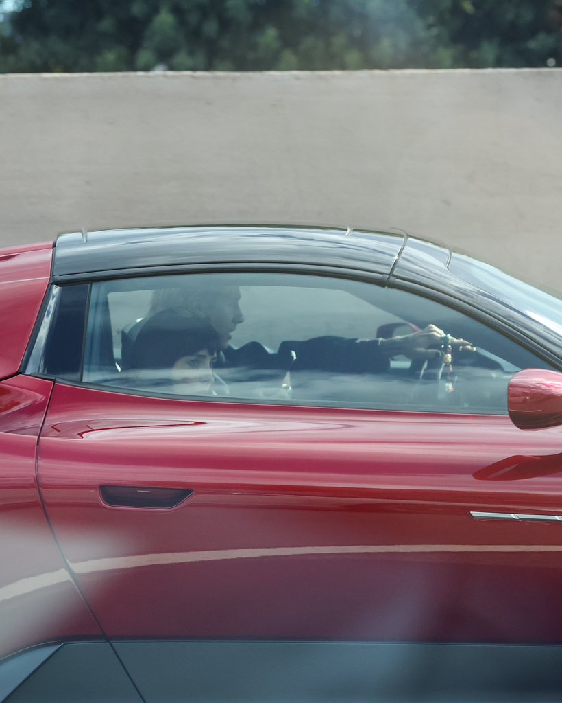 DakoholicsMedia's tweet photo. 📸 23.10 | Dakota Johnson y Machine Gun Kelly fueron vistos saliendo de un estudio de grabación en Los Angeles, California. 

Más fotos: https://t.co/psn8BrTGoJ https://t.co/fTKZ2s7PoC