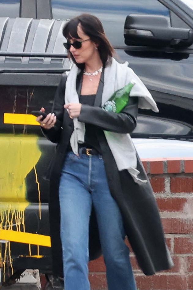 DakoholicsMedia's tweet photo. 📸 23.10 | Dakota Johnson y Machine Gun Kelly fueron vistos saliendo de un estudio de grabación en Los Angeles, California. 

Más fotos: https://t.co/psn8BrTGoJ https://t.co/fTKZ2s7PoC