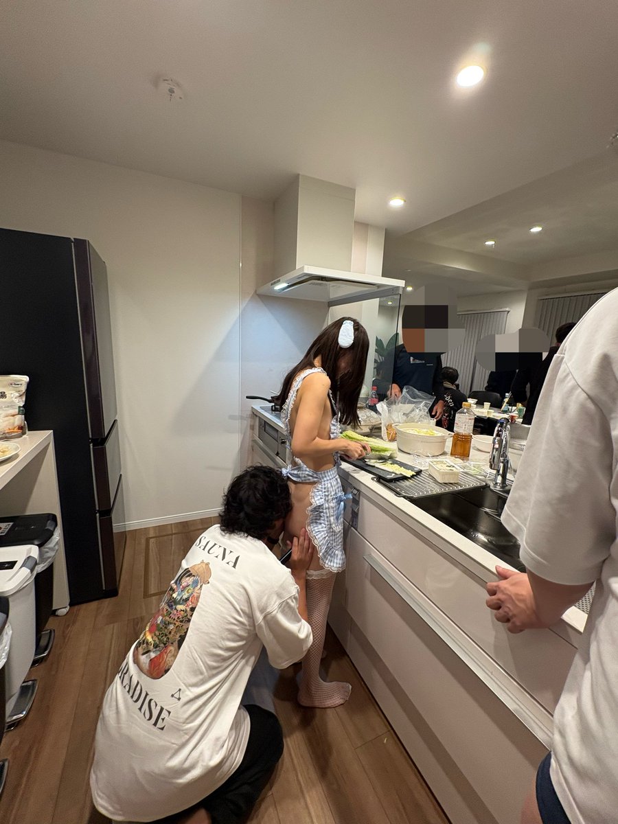 hikari_ema_3's tweet photo. 裸にエプロンが似合い過ぎる🐶

料理中に変態ってさんにお尻に顔突っ込まれてもしっかり家事はこなします🔪🥒🌶️ https://t.co/xd3RrdikAy
