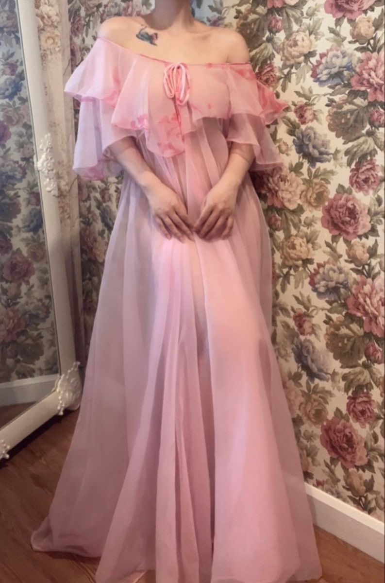 elrielvault's tweet photo. Elain was standing off to the side, smiling nervously as she waited for our verdict on her decor. She was lovely in gauzy blush pink, her hair loose, adorned only with an arc of bleeding heart flowers. https://t.co/PLZVekiEYO