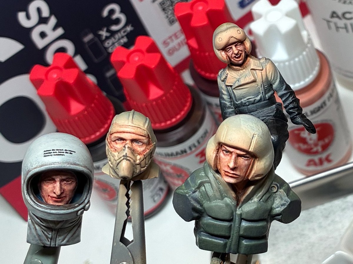 PlamoCrazy's tweet photo. MK44、A.F.S.Mk-1用の
おじさん塗りました、
1/35は肌だけ
今回は
下地にラッカー
目をエナメル
クリアーコート後
AKのスキントーンと
ファレホで仕上げました。 https://t.co/EMTKGDzY5A