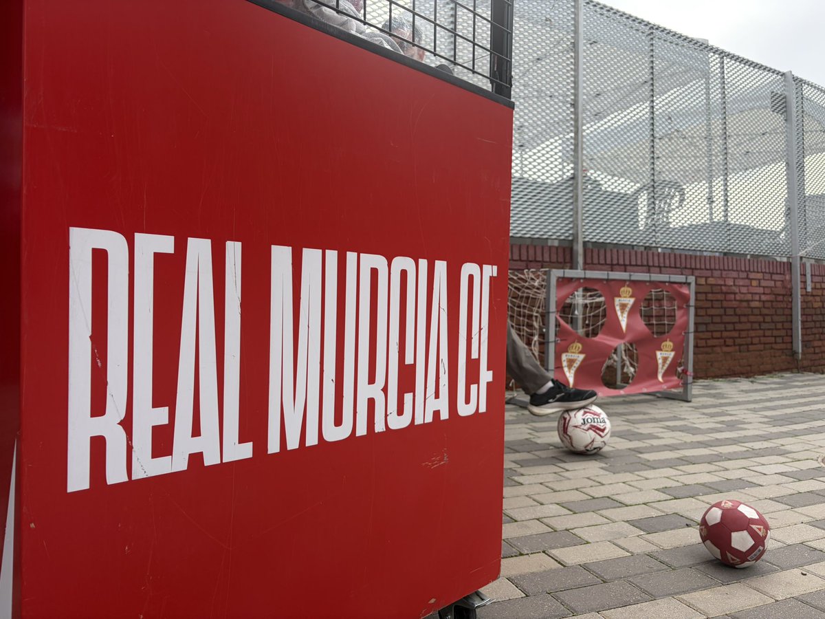realmurciacfsad's tweet photo. 🏃 ¡Estamos en la Fiesta del Deporte Murcia 2026!

⚽️ Ven a visitar nuestro stand, descubre el merchandising oficial del Real Murcia, consigue tu entrada para el #RealMurciaAlgeciras por solo 5 € y participa en nuestro reto de puntería.

ℹ️ https://t.co/VKnb5X2IAa

📍 ¡Te esperamos!
