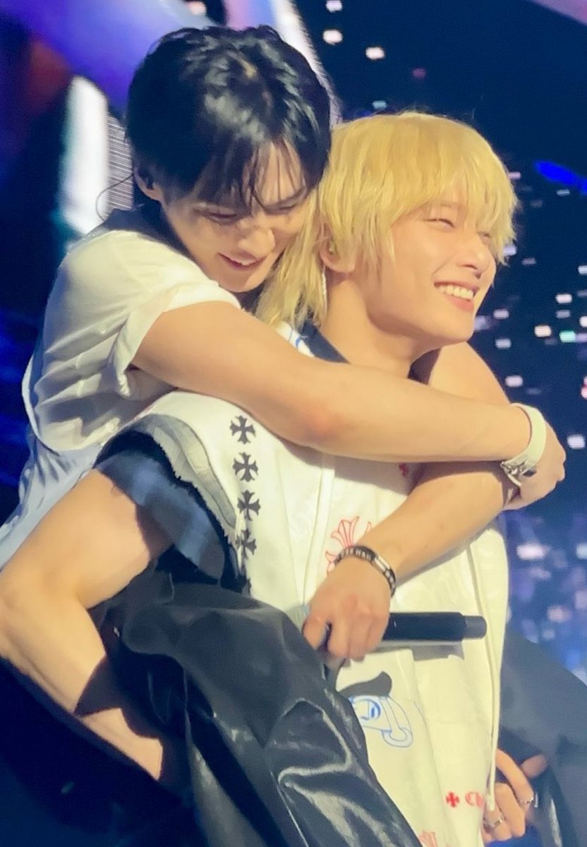 yeniscent's tweet photo. since it's minho's birthday, i hope innie gives him a piggyback ride today 😼 https://t.co/Nu5akppKog