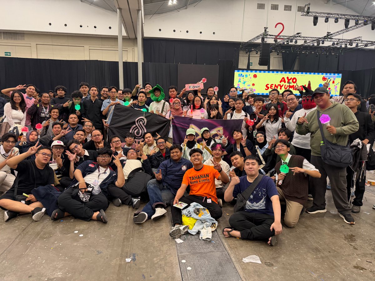 Symfiony's tweet photo. Terima kasih banyak buat semuanya yang udah seru-seruan bareng di MnG &amp; 2SHOT "Ayo Senyumlah" hari ini! 🙌

Buat kalian yang lagi jalan pulang, stay safe dan hati-hati yaa ✨

Sampai jumpa lagi di event-event Berikutnya! 🤗

#JKT48AyoSenyumlah 
#JKT48AyoSenyumlahMNG https://t.co/du2JpsUGcW