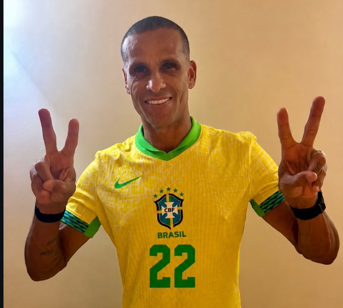 CENTRALDOFLAV's tweet photo. Ex jogador Rivaldo do penta campeonato da seleção brasileira declara apoio e voto ao Flávio Bolsonaro https://t.co/dbVC9pGtBN
