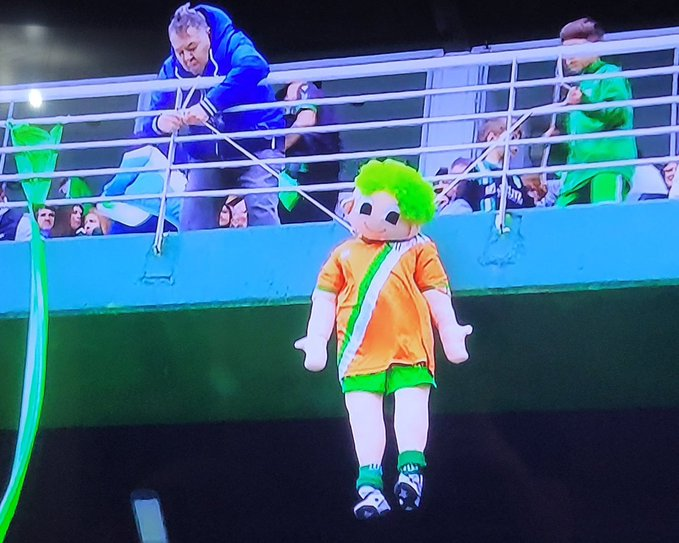 PolTutoriales's tweet photo. #LAMENTABLE 

Hincha de Banfield se suicida después de ver el clásico del pus https://t.co/vwO8JVyHMy