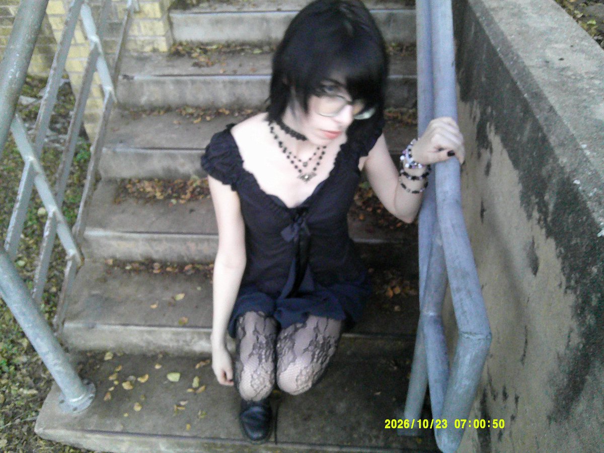 mothdevourer's tweet photo. I <3 digicam photos https://t.co/mUO1p9Fd4o