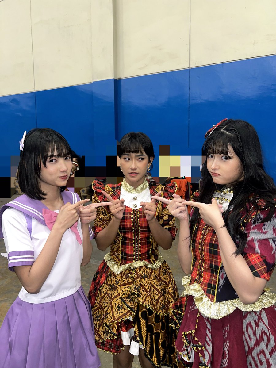 Elin_JKT48's tweet photo. Kak @Freya_JKT48 🙆🏻‍♀️💗, Yang dikanan sama kiri @Elin_JKT48 /@Ekin_JKT48 kak? Love kakak banyak banyak 💘💘💘 https://t.co/ex6lL6SbqK