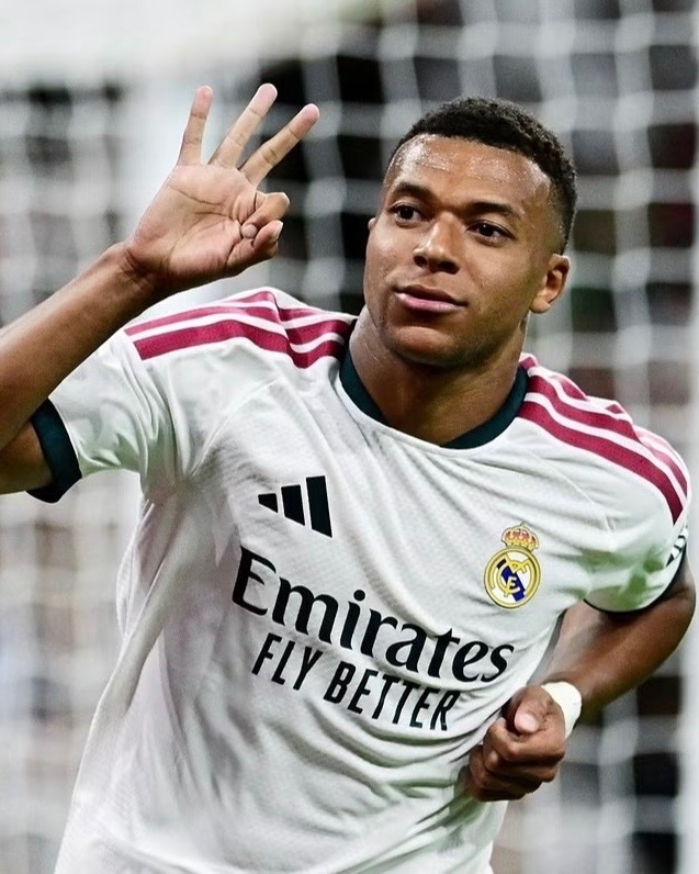 ShuffleFC's tweet photo. 🚨🚨| STAT: Kylian Mbappé is 2 goals away from reaching 100 GOALS for Real Madrid.

NEXT GAME: Barcelona. 😮‍💨 https://t.co/EXTa00zvSL
