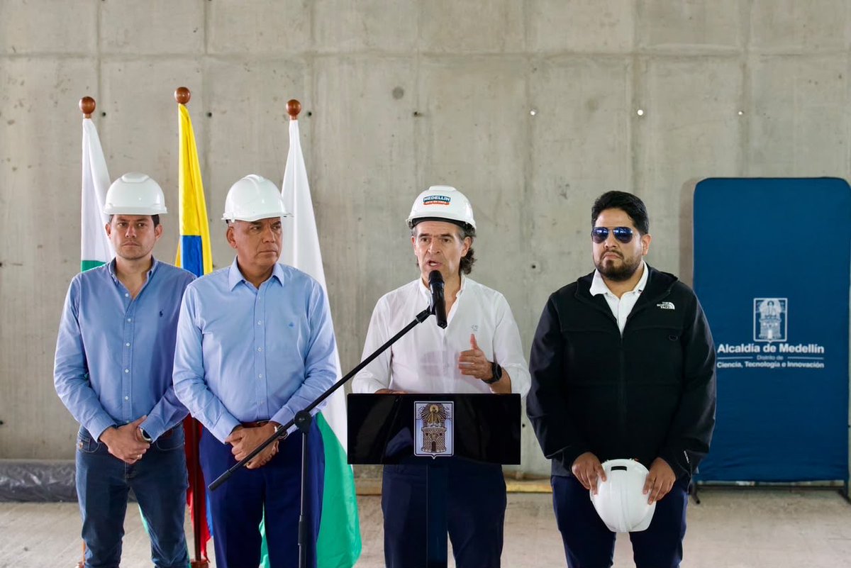 FicoGutierrez's tweet photo. La seguridad de Medellín y la lucha contra el crimen organizado requieren cooperación internacional y trabajo articulado 🇨🇴🤝🇺🇸.

Nos reunimos con el ministro de Defensa, general Jorge Eduardo Mora López, y el subsecretario de Guerra de EE. UU. para Asuntos de Seguridad en las Américas, Joseph Humire, para fortalecer la cooperación en seguridad y defensa.

Además, visitamos el C5i, donde estará ubicada la oficina del Escudo de las Américas.

Con la seguridad no se improvisa. Que se tengan duro los criminales. Los seguiremos enfrentando con toda la capacidad del Estado.