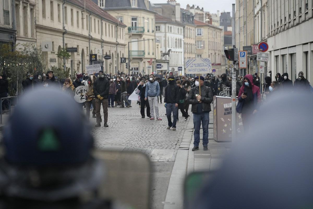 Newsweek's tweet photo. The widespread protests in France come as demonstrations, often led by young people, sweep across western and southern Europe. https://t.co/MOYtwkGH8T https://t.co/juO0lv3gFI