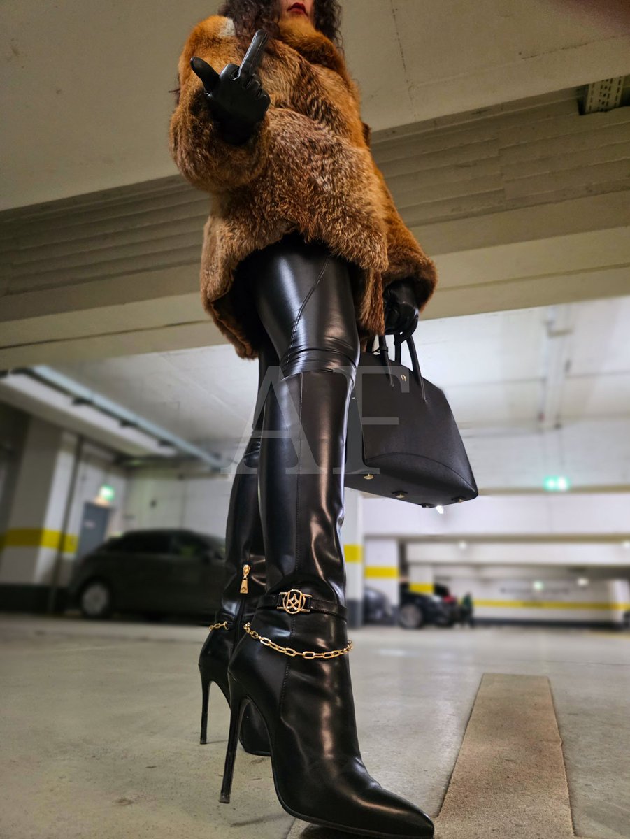 AlidaFindom's tweet photo. Es wird kalt... und schon weißt du nicht mehr, wohin du zuerst schauen sollst. 💅🏻
Pelz, Handschuhe oder Lederstiefel? https://t.co/iWhZwepnUH