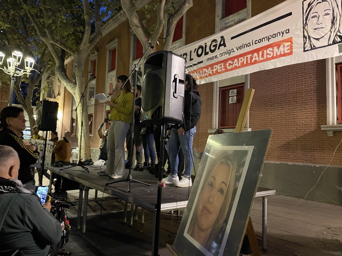 HoritzoS's tweet photo. #Actualització | Centenars de persones omplen la Plaça Pius XII a l’acte de record i denúncia per l’assassinat de l’Olga. https://t.co/wuDvpNnp6j