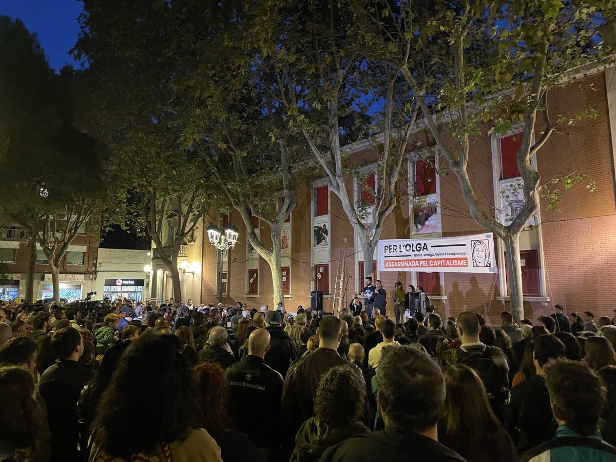 HoritzoS's tweet photo. #Actualització | Centenars de persones omplen la Plaça Pius XII a l’acte de record i denúncia per l’assassinat de l’Olga. https://t.co/wuDvpNnp6j