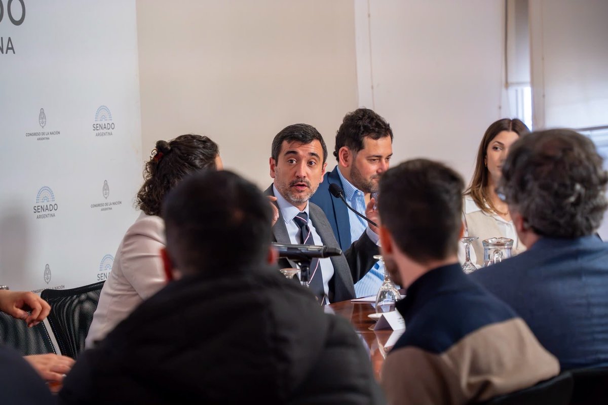 agustinpcoto's tweet photo. ¿Qué hacer? ¿Qué visión de la Argentina queremos construir?

Todo esto y mucho más hablamos ayer en el Senado de la Nación, en una nueva jornada de Proyecto Austral para debatir sobre política y los desafíos de nuestro país.

Creemos que es momento de recuperar una mirada estratégica que contemple nuestra condición bicontinental, el Atlántico Sur, la Antártida y nuestro lugar en el mundo.

Tenemos todo para pensar en grande. Necesitamos levantar la mirada y volver a discutir qué Argentina queremos construir.

Desde Proyecto Austral queremos aportar a ese camino, generando un espacio donde los jóvenes puedan formarse, crecer, pensar por sí mismos y donde cada vez más personas se animen a participar.

Se trata de preparar el terreno para que surjan nuevas ideas, se desarrollen nuevos liderazgos y cada uno encuentre su lugar para aportar al futuro de nuestro país.

¡Gracias a todos los que participaron y se sumaron al debate!