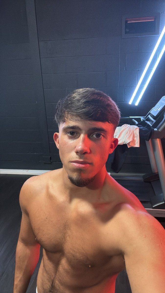 MisterWoodd's tweet photo. Face. Feet. Muscle. Pick one. https://t.co/YMbDLgS5pM