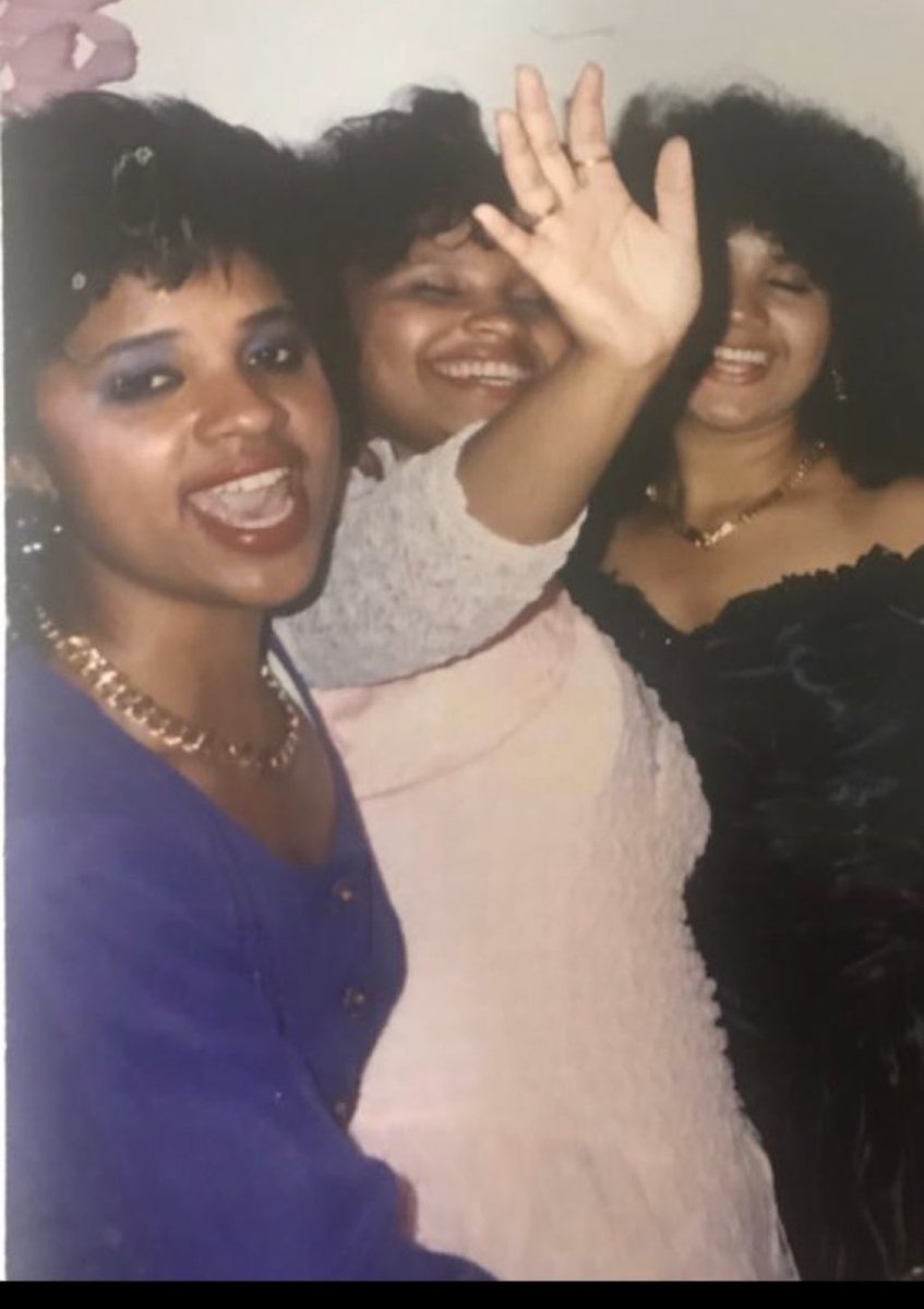 liyahm0chi's tweet photo. @gisellepotions @betterin_person @punkharpy @Cozy0pulence You can tell they have Afro textured hair and black in them. She’s not FULLY black but she is black presenting and has black in her. 🫩 https://t.co/w62wCv2s77