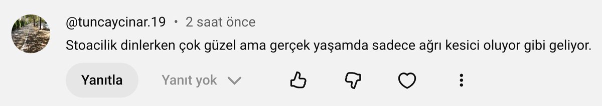 jimithekewl's tweet photo. Yayına yapılan yorumlardan biri...

Epiktetos açısından bu benzetme kısmen yerinde. Stoacılık bedensel acının, yoksulluğun, hastalığın ya da kaybın yok olduğunu söylemez. Filozof, Söylevler'de akan burnu bile bedensel bir durum olarak kabul eder, insanın elindeki imkânı kullanmasını, "yakınmak" yerine burnunu silmesini öğütler (1.6).

Öğretisinin hedefi acıyı hiçbir şekilde duyumsamamak veya duyumsanamaz bir şeye dönüştürmek değil, acı hakkındaki yargıların insanın bütün ahlakî yaşamını yönetmesini önlemek ve yukarıda tırnak içinde verdiğim durumu, yani "yakınma"yı ortadan kaldırmaktır.

Handiyse, Epiktetos'un temel hedefi yakınmayı, şikayeti durdurmaktır. Bazen düşünüyorum da, filozof sürekli şikayet eden insanlardan bıkmış olabilir, zira temel derdi bununla mücadele etmekmiş gibi hissediyorum. Elinde olan olmayan, her şeyden şikayet eden insanlar, kendilerine olduğu kadar çevrelerindeki insanlara da işkence eder.

En nihayetinde Stoacılık, ağrı kesici gibi acıyı silemez, fakat acının insanın kararlarını ve kendilik anlayışını bütünüyle belirlemesine karşı bir tutum kazandırmayı amaçlar. Bunda ne kadar başarılı olabildiği ise başka bir tartışmanın konusudur.