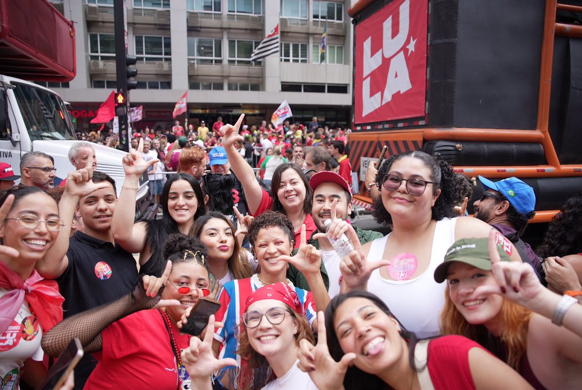 samiabomfim's tweet photo. Ocupando a Avenida Paulista em defesa do Brasil. Amanhã é Lula 13! https://t.co/rwxMwx6lA6