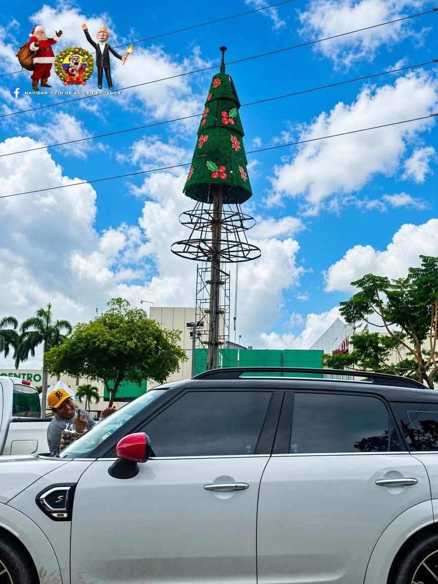 NyfEcuador's tweet photo. En la ciudad de #Guayaquil ya se empieza a levantar el tradional árbol del @policentroECU para las festividades de Navidad 2026. ✨🎄

https://t.co/IwTBq5rAvT https://t.co/vwkjQIuMP0
