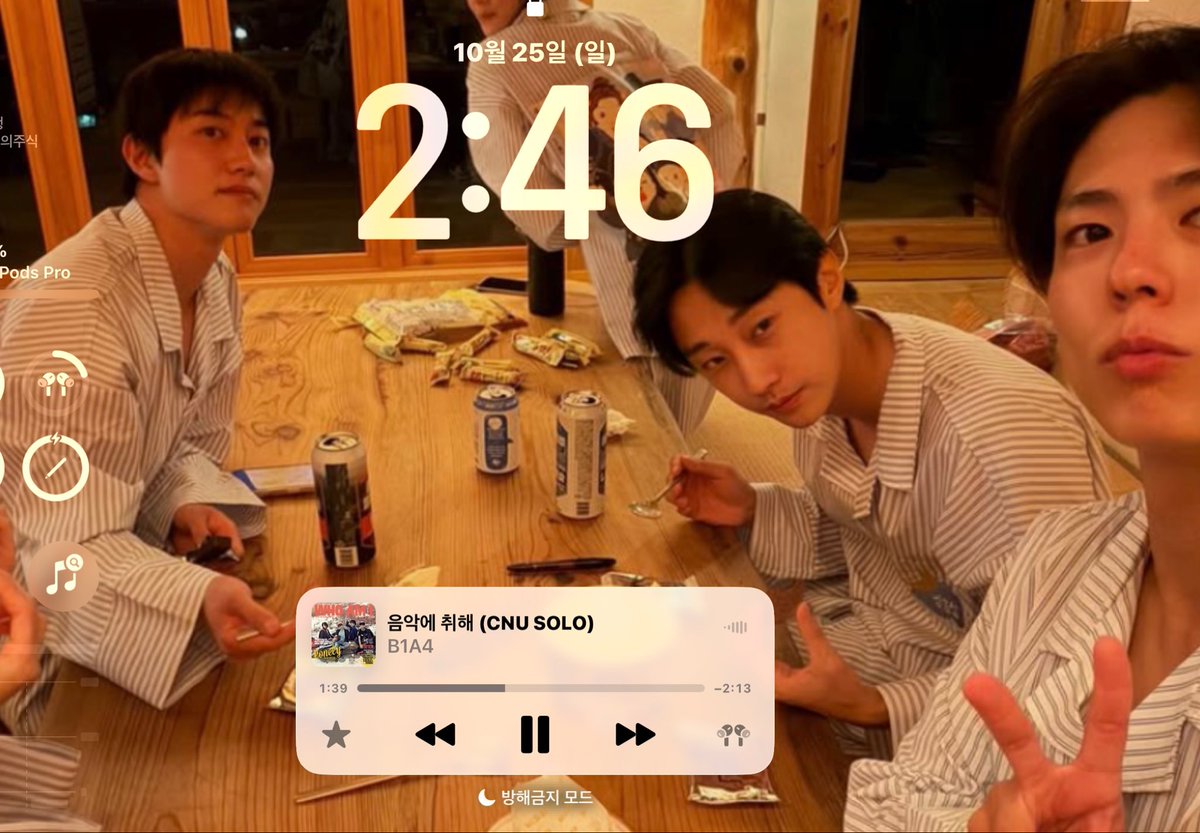 se2oo01's tweet photo. 아 너무 행복함 신동우사랑해 …
짜릿한노래와 아름다운배경화면..배경화면너무 맘에들어서 울음 이사진의 모든사람의 얼굴과 분위기..다너무좋아 https://t.co/YKBCot17Be