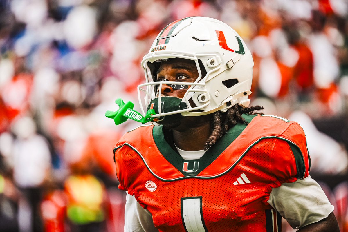 BussinWTB's tweet photo. These @CanesFootball throwback uniforms are ELITE 🔥 https://t.co/8QA2BqctOz