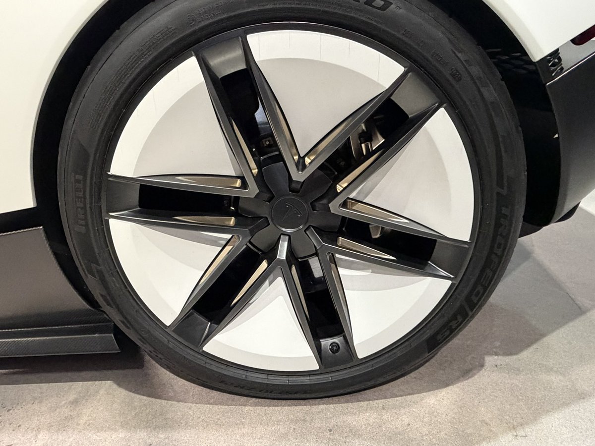 SawyerMerritt's tweet photo. New Tesla Roadster at the Petersen Automotive Museum in LA today. It will be in the main lobby for the next four days.

This is the Thrust trim of the car, which requires a $250k deposit. https://t.co/FlfIAoTMWY