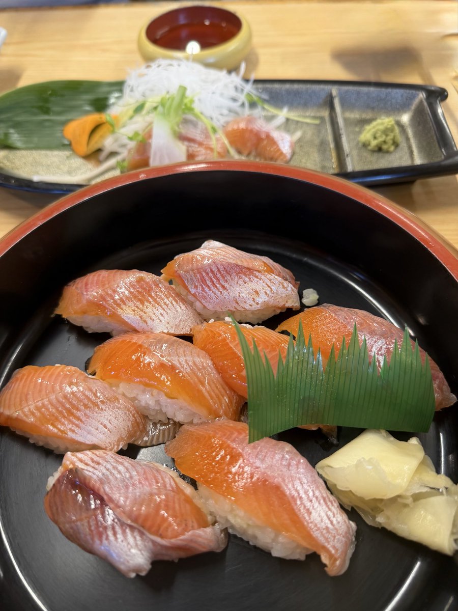 obagolf's tweet photo. 今年も来ちゃいました
#支笏湖
昨年感動した美しさを娘氏にも見せたくて
前回は1人で必死で漕いだけど今年は
漕いでもらって殿様状態😎

同じ湖でも季節やお天気で
こんなにも水の色が違う😌
人と一緒ですね
底まで透ける美しさと雄大な自然に
触れて気持ちがどんどん穏やかになるのを
感じながら…いらないものは
支笏湖と千歳川に全部流して✨
でもこのお水サッポロクラシックに
使われているそうで🍺ごめんなさい🙇‍♀️

もちろんチップもいただきました
クセがなく脂がのって美味しかった😋