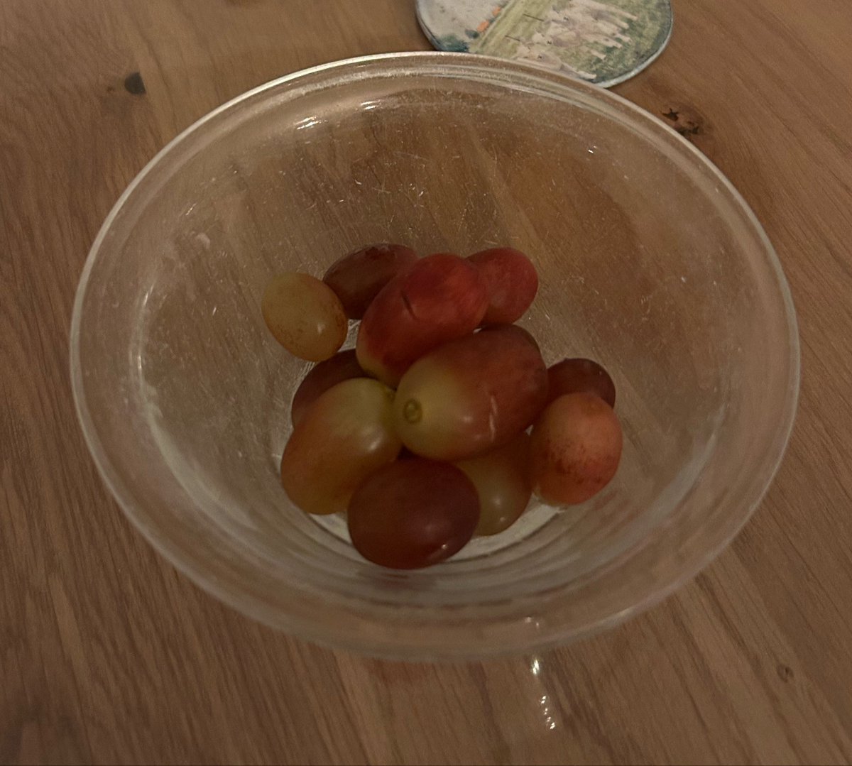 lluvlilaa's tweet photo. Almost frozen red grapes omg this might just be the best thing ever or I might just be hungry https://t.co/7R0ntD7hGQ