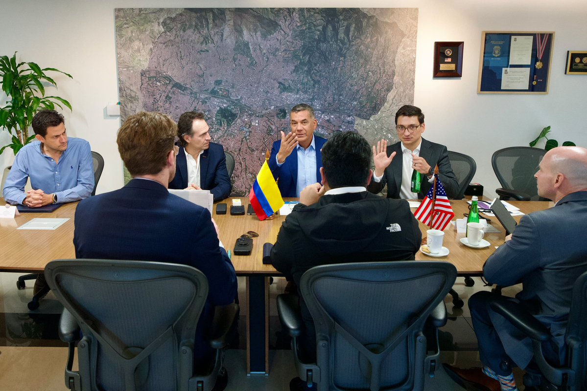 ManuelVillaMe's tweet photo. Grandes aliados para combatir el crimen en Medellín. Nos visitó el ministro de defensa y subsecretario de guerra de Estados Unidos para ver los avances del C5i, donde estará el Escudo de las Américas. 

Un trabajo en equipo que ya está trayendo grandes resultados y que pone la balanza a nuestro favor a la hora de enfrentar a los bandidos. 🇺🇸🇨🇴🤝