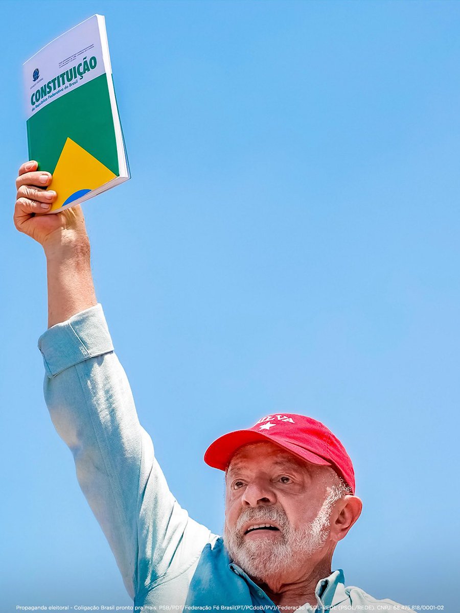 poponze's tweet photo. Lula ergue a Constituição Federal de 1988 durante ato em defesa da democracia. https://t.co/hugCuxo5Pv